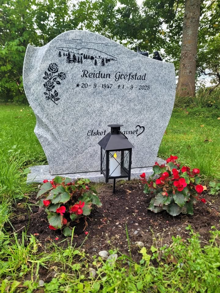 Gravsteinen til Reidun Grefstad ved Meldal kirke
